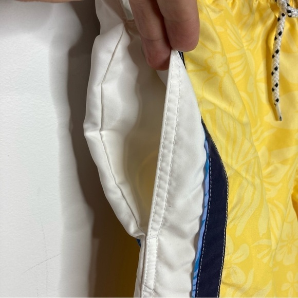 Tommy Hilfiger swim trunks size large - Picture 2 of 7